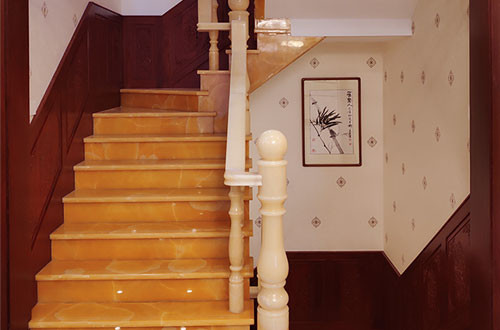 小金中式别墅室内汉白玉石楼梯的定制安装装饰效果